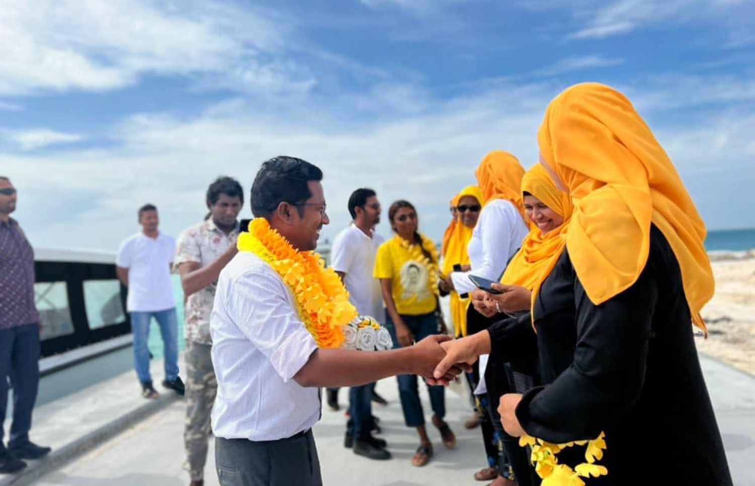 ކެމްޕޭންގައި ސަޕޯޓަރުންތަކަކާ ސަލާމްކުރައްވަނީ. ނަޝީދުގެ ދިފާއުގައި ގިނަ ވާހަކަތަކެއް ދެއްކެވި.