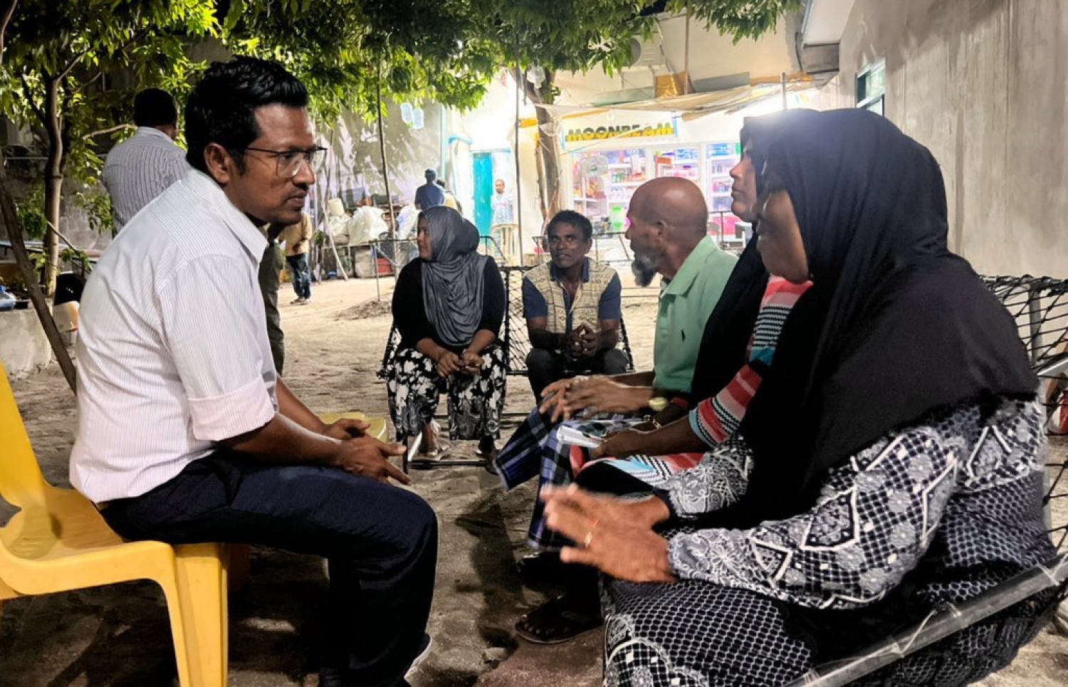 އިންތި ސަޕޯޓަރުންތަކަކާ ވާހަކަ ދައްކަވަނީ: އާއްމު މެމްބަރުން ބޭނުންވާ މަގަށް ޕާޓީ ގެންގޮސްދެއްވާނެ ކަމަށް ވިދާޅުވި.