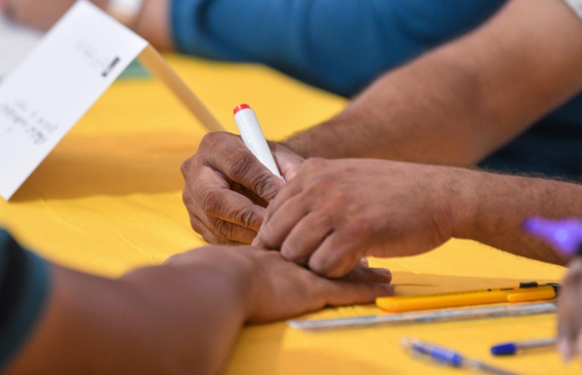 އެމްޑީޕީގެ ޗެއާޕާސަން ހޮވުމުގެ އިންތިހާބުގައި ވޯޓުލީ މީހެއްގެ އިނގިލީގައި، ވޯޓު ދިންކަމުގެ ފާހަގަ ޖަހަނީ.. -- ފޮޓޯ: ފަޔާޒް މޫސާ/މިހާރު