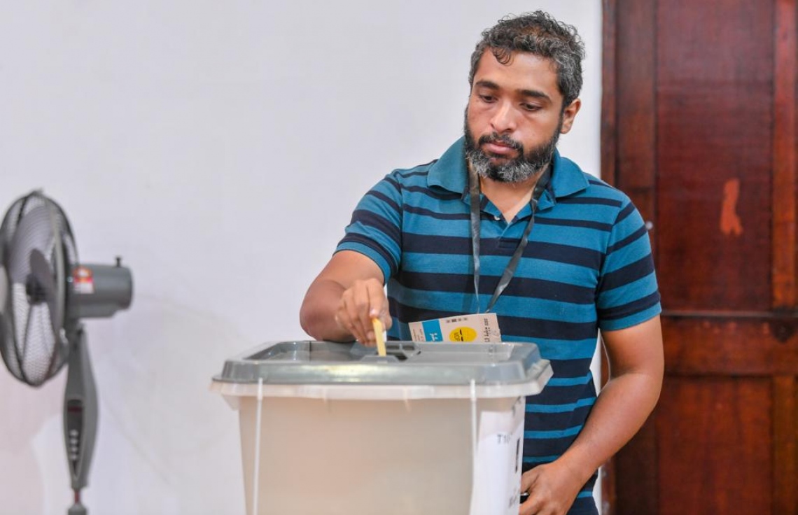 އެމްޑީޕީގެ ޗެއާޕާސަން ހޮވުމުގެ އިންތިހާބުގައި ވޯޓުލަނީ. -- ފޮޓޯ: ފަޔާޒް މޫސާ/މިހާރު