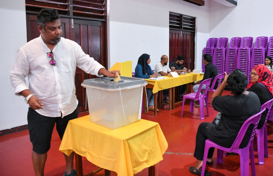 އެމްޑީޕީއަށް ޗެއާޕާސަނަކު ހޮވަން އެ ޕާޓީގެ 17 އަހަރުގެ ތެރޭގައި ކުރި އެންމެ ވާދަވެރި ކެމްޕޭނަށް ފަހު، އިންތިހާބުގެ ވޯޓުލުން ފެށި، މީހަކު ވޯޓު ލަނީ.-- ފޮޓޯ: ފަޔާޒު މޫސާ /މިހާރު