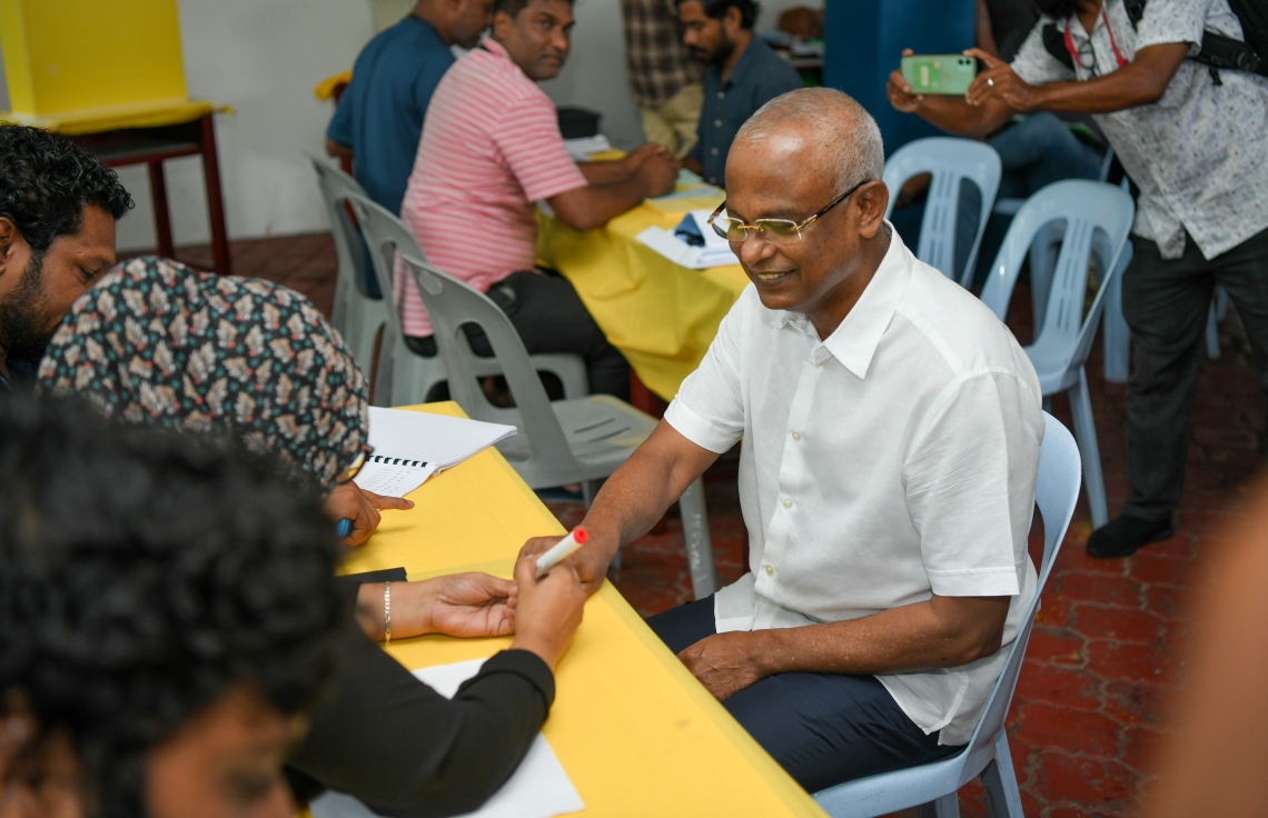 އެމްޑީޕީއަށް ޗެއާޕާސަނަކު ހޮވަން އެ ޕާޓީގެ 17 އަހަރުގެ ތެރޭގައި ކުރި އެންމެ ވާދަވެރި ކެމްޕޭނަށް ފަހު، އިންތިހާބުގެ ވޯޓުލުން ފެށި، ރައީސް އިބްރާހިމް މުހައްމަދު ސޯލިހު ވޯޓު ދެއްވުމަށް އިނގިލީގައި ވޯޓުލީކަން އަންގާ ނިޝާން ޖައްސަވަނީ.-- ފޮޓޯ: ނިޝާން އަލީ /މިހާރު