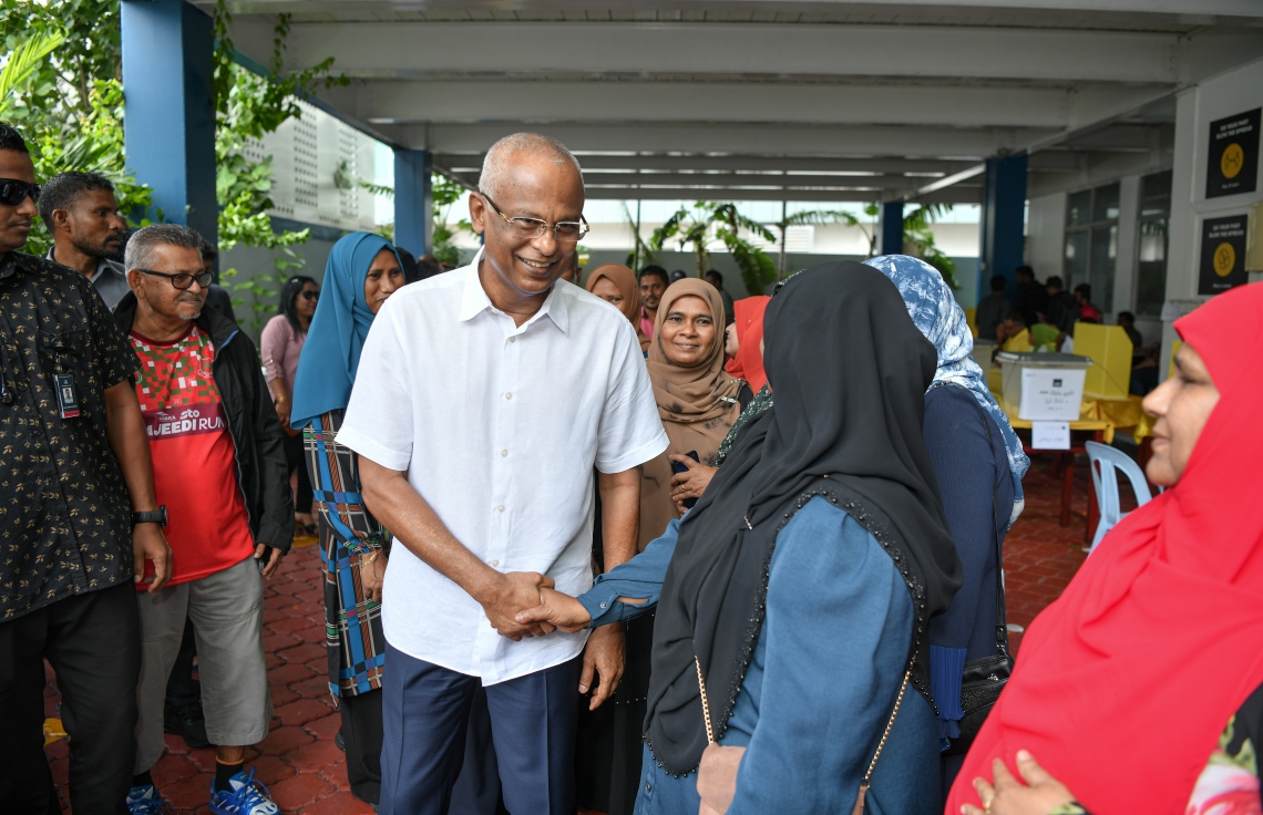 އެމްޑީޕީއަށް ޗެއާޕާސަނަކު ހޮވަން އެ ޕާޓީގެ 17 އަހަރުގެ ތެރޭގައި ކުރި އެންމެ ވާދަވެރި ކެމްޕޭނަށް ފަހު، އިންތިހާބުގެ ވޯޓުލުން ފެށި، ރައީސް އިބްރާހިމް މުހައްމަދު ސޯލިހު ވޯޓު ލެއްވުމަށްފަހު ވޯޓު މަރުކަޒުގައި ތިބި ބައެއް މީހުންނާ ސަލާމް ކުރައްވަނީ.-- ފޮޓޯ: ނިޝާން އަލީ /މިހާރު