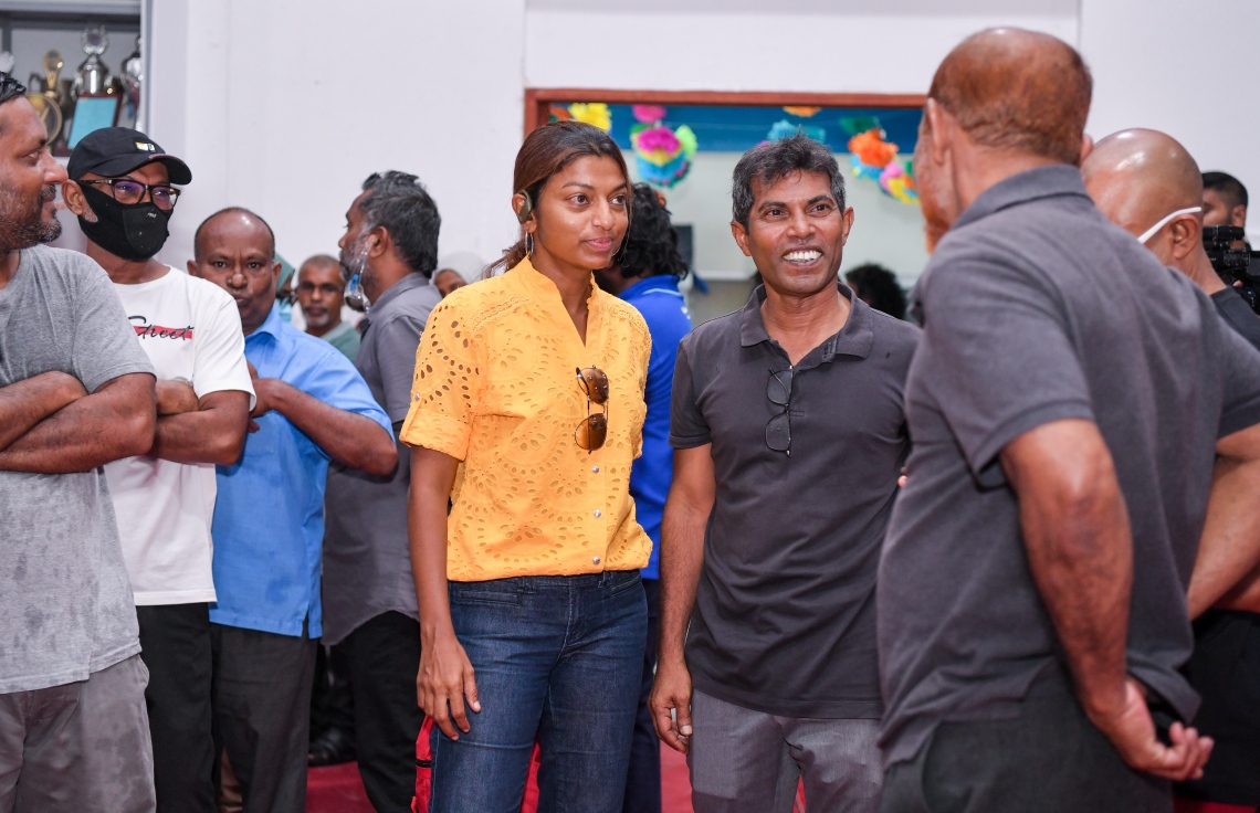 އެމްޑީޕީއަށް ޗެއާޕާސަނަކު ހޮވަން އެ ޕާޓީގެ 17 އަހަރުގެ ތެރޭގައި ކުރި އެންމެ ވާދަވެރި ކެމްޕޭނަށް ފަހު، އިންތިހާބުގެ ވޯޓުލުން ފެށި، ރައްޔިތުން މަޖިލީހުގެ ނައިބު ރައީސް އީވާ އަބްދުﷲ ވޯޓު މަރުކަޒެއްގައި ޕާޓީގެ ބައެއް އިސް މެމްބަރުންނާ ވާހަކަ ދައްކަވަނީ.-- ފޮޓޯ: ނިޝާން އަލީ /މިހާރު