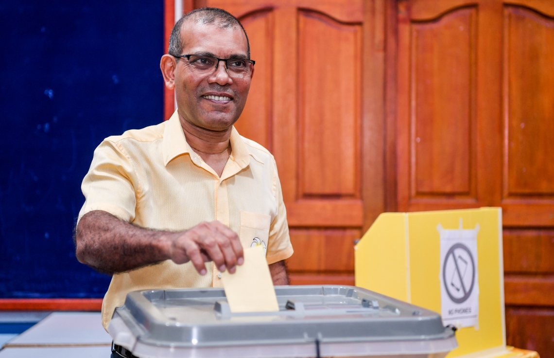 އެމްޑީޕީއަށް ޗެއާޕާސަނަކު ހޮވަން އެ ޕާޓީގެ 17 އަހަރުގެ ތެރޭގައި ކުރި އެންމެ ވާދަވެރި ކެމްޕޭނަށް ފަހު، އިންތިހާބުގެ ވޯޓުލުން ފެށި، ރައްޔިތުން މަޖިލީހުގެ ރައީސް މުހައްމަދު ނަޝީދު ވޯޓު ދެއްވަނީ.-- ފޮޓޯ: ނިޝާން އަލީ /މިހާރު