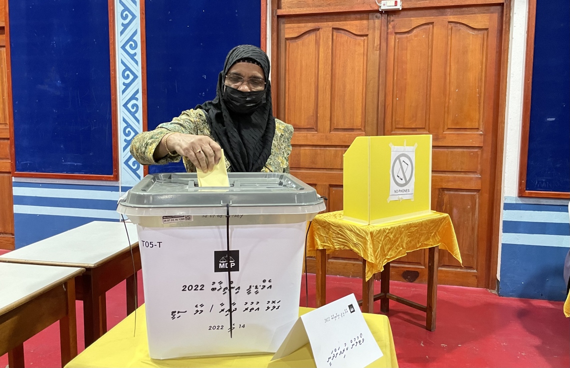 އެމްޑީޕީއަށް ޗެއާޕާސަނަކު ހޮވަން އެ ޕާޓީގެ 17 އަހަރުގެ ތެރޭގައި ކުރި އެންމެ ވާދަވެރި ކެމްޕޭނަށް ފަހު، އިންތިހާބުގެ ވޯޓުލުން ފެށި، މީހަކު ވޯޓު ލަނީ.-- ފޮޓޯ: ނިޝާން އަލީ /މިހާރު