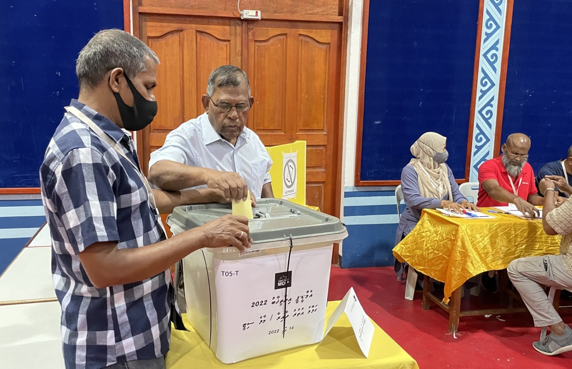 އެމްޑީޕީއަށް ޗެއާޕާސަނަކު ހޮވަން އެ ޕާޓީގެ 17 އަހަރުގެ ތެރޭގައި ކުރި އެންމެ ވާދަވެރި ކެމްޕޭނަށް ފަހު، އިންތިހާބުގެ ވޯޓުލުން ފެށި، މީހަކު ވޯޓު ލަނީ.-- ފޮޓޯ: ނިޝާން އަލީ /މިހާރު