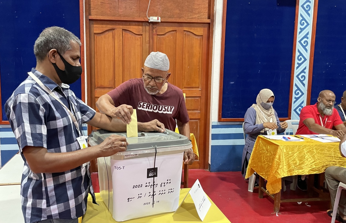 އެމްޑީޕީއަށް ޗެއާޕާސަނަކު ހޮވަން އެ ޕާޓީގެ 17 އަހަރުގެ ތެރޭގައި ކުރި އެންމެ ވާދަވެރި ކެމްޕޭނަށް ފަހު، އިންތިހާބުގެ ވޯޓުލުން ފެށި، މީހަކު ވޯޓު ލަނީ.-- ފޮޓޯ: ނިޝާން އަލީ /މިހާރު