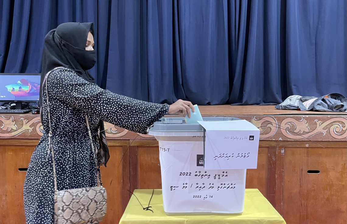 އެމްޑީޕީއަށް ޗެއާޕާސަނަކު ހޮވަން އެ ޕާޓީގެ 17 އަހަރުގެ ތެރޭގައި ކުރި އެންމެ ވާދަވެރި ކެމްޕޭނަށް ފަހު، އިންތިހާބުގެ ވޯޓުލުން ފެށި، މީހަކު ވޯޓު ލަނީ.-- ފޮޓޯ: ނިޝާން އަލީ /މިހާރު