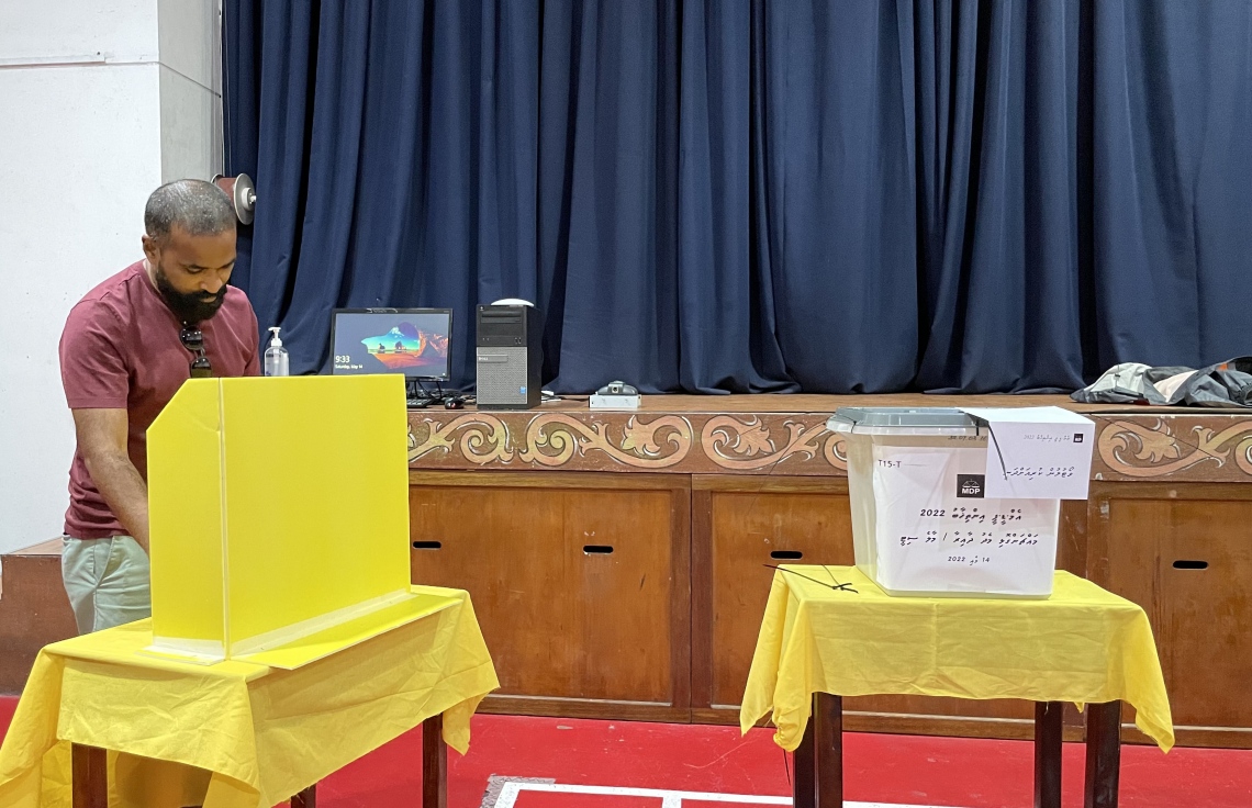 އެމްޑީޕީއަށް ޗެއާޕާސަނަކު ހޮވަން އެ ޕާޓީގެ 17 އަހަރުގެ ތެރޭގައި ކުރި އެންމެ ވާދަވެރި ކެމްޕޭނަށް ފަހު، އިންތިހާބުގެ ވޯޓުލުން ފެށި، މީހަކު ވޯޓު ލަނީ.-- ފޮޓޯ: ފަޔާޒު މޫސާ /މިހާރު