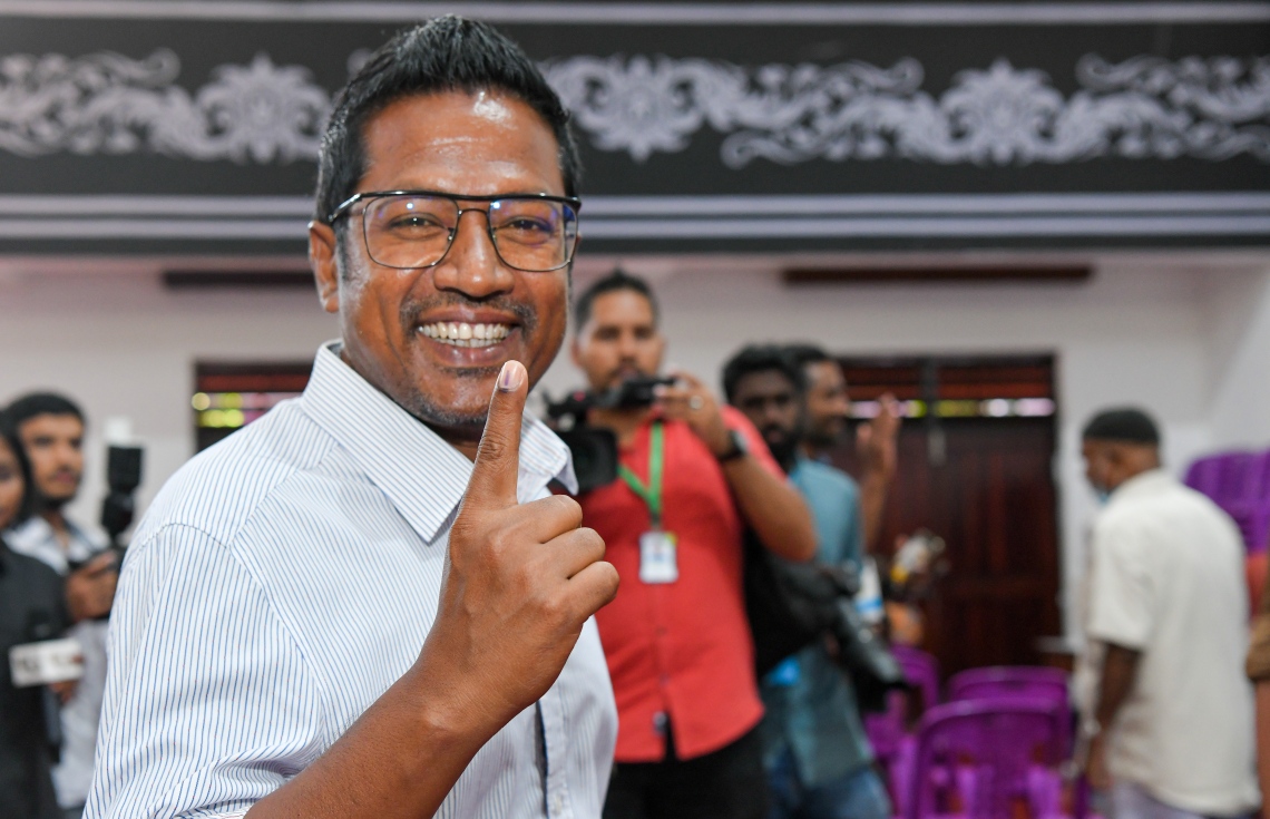 އެމްޑީޕީގެ ޗެއާޕާސަން ހޮވުމުގެ އިންތިހާބުގައި އެ ޕާޓީގެ ޗެއާޕާސަން ކަމަށް ކުރިމަތި ލެއްވި ކެންޑިޑޭޓް އިމްތިޔާޒް ފަހުމީ ވޯޓު ދެއްވުމަށްފަހު އިނގިލީގެ ނިޝާން ދައްކާލަނީ.. -- ފޮޓޯ: ނިޝާން އަލީ/މިހާރު