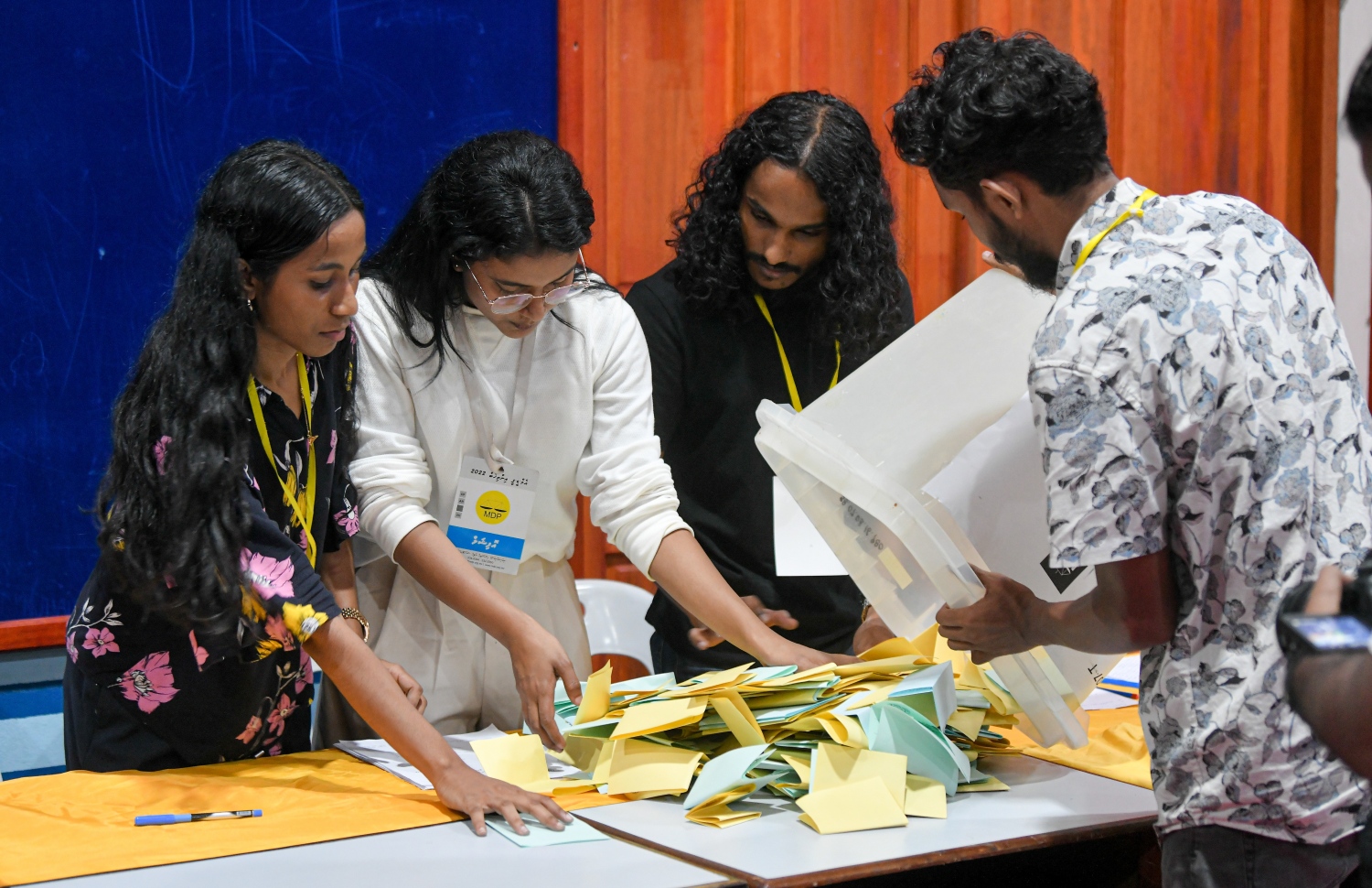 އެމްޑީޕީ އެތެރޭގެ އިންތިހާބު ނިންމާލުމަށް ފަހު، އޮފިޝަލުން ވޯޓު ކަރުދާސް ގުނުމަށް ތައްޔާރު ވަނީ.-- ފޮޓޯ: ނިޝާން އަލީ /މިހާރު