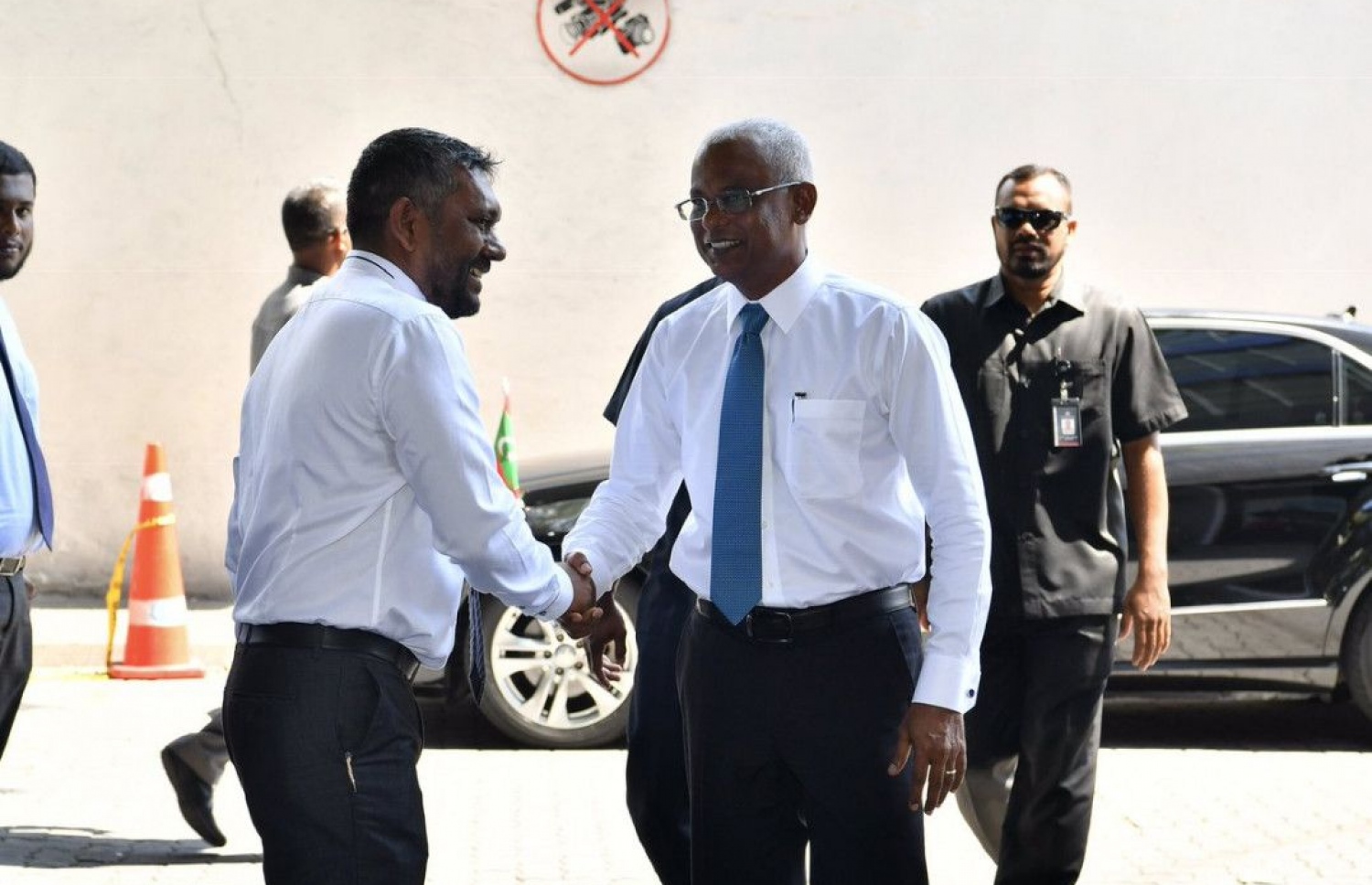 ރައީސް އިބްރާހިމް މުހައްމަދު ސޯލިހާއި ފައްޔާޒު ސަލާމް ކުރައްވަނީ: އެމްޑީޕީގެ އާ ޗެއާޕާސަނަކަށް ފައްޔާޒު އިންތިހާބުކުރީ ބޮޑު ތަފާތަކުން.---ފޮޓޯ: ރައީސް އޮފީސް