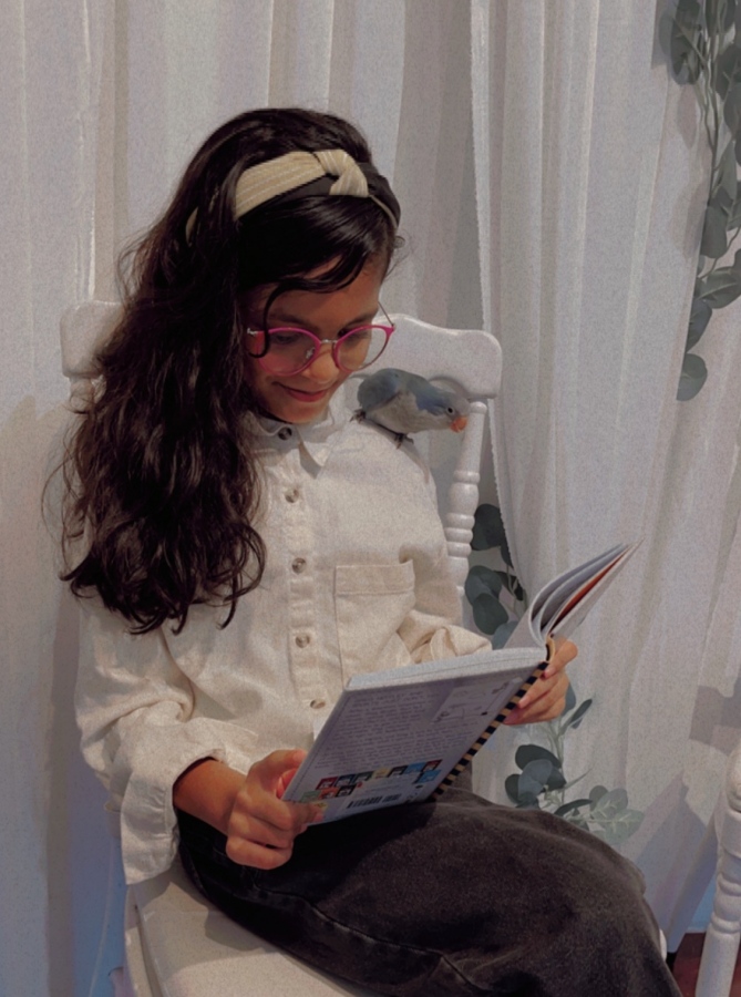 ހަފީފެ ދަރިފުޅު ފޮތެއް ކިޔާލަނީ،