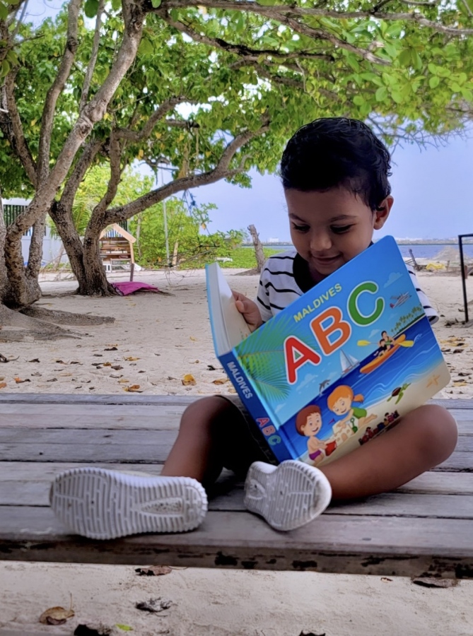 އައި ކެން ރީޑް އިން އެންމެ ގިނައިން ވިކެނީ ތުއްތު ކުދިންގެ އޭބީސީ، ފޮނިކްސް، އިންޓަރެކްޓިވް ފޮތް އަދި ކުޑަކުދިންގެ ބަންޑުލް ސީރީސް ފޮތްތައް