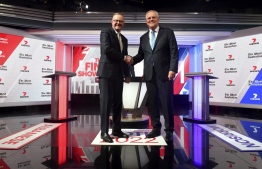 Australian Prime Minister Scott Morrison (R) and leader of the opposition, Anthony Albanese , shake hands at the third leaders' debate of the 2022 federal election campaign at Seven Network Studios in Sydney on May 11, 2022. -- Photo: Mick Tsikas / POOL / AFP