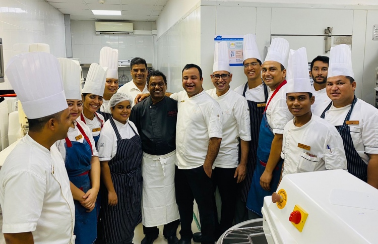 ޓްރޭނިންތަކަކަށް އައިރެކްސްގެ މާސްޓާ ޝެފް ރާއްޖޭގައި