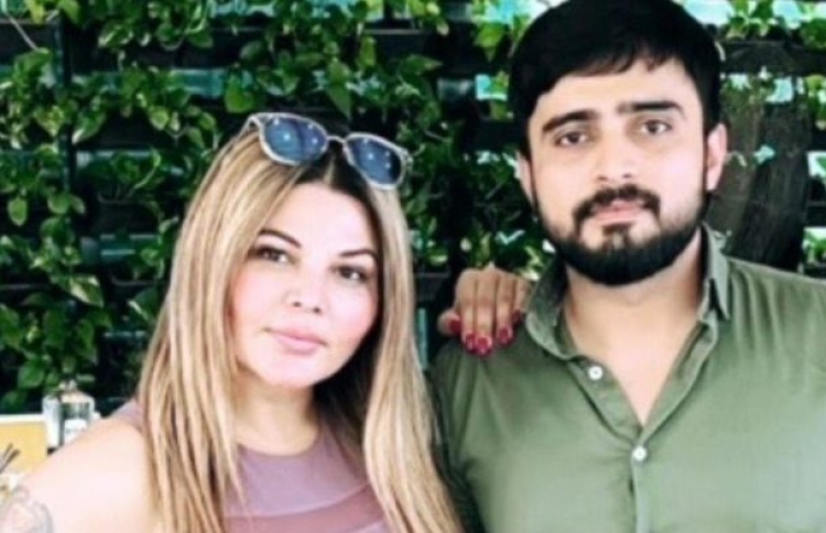 ރާކީ އާ ފެށުމަކަށް، އާ ލޯބިވެރިޔަކު ހޯދައިފި