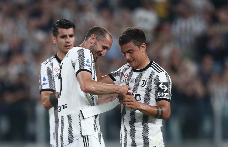 ކެޕްޓަނުން އަމިއްލަ ދަނޑުގައި ކުޅުނު ފަހުމެޗު އެއްވަރު