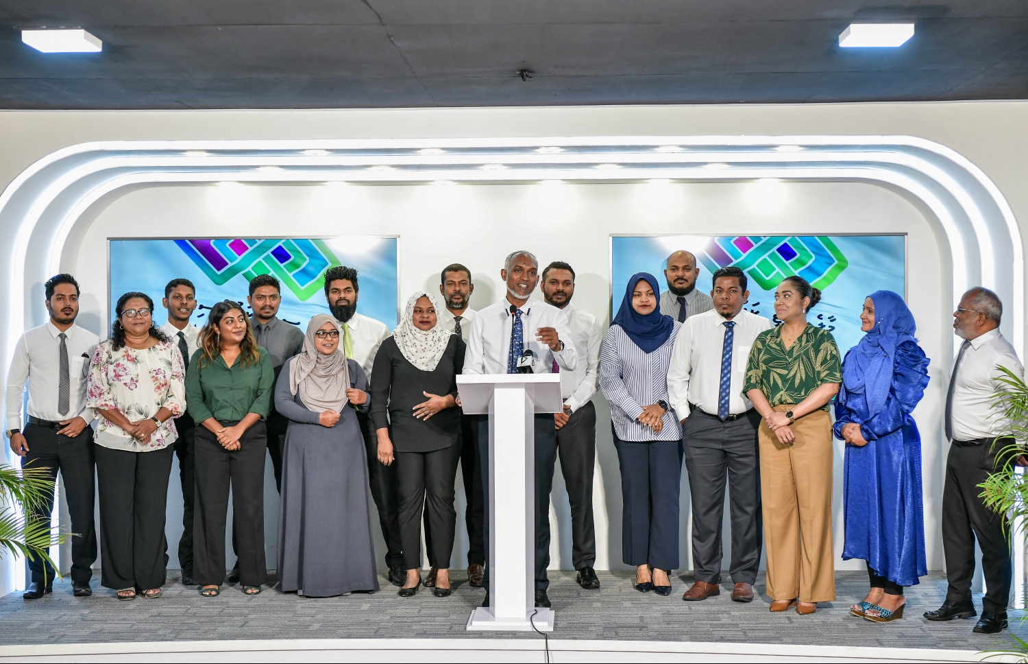 ސިޓީ ކައުންސިލުން ބޭއްވި ނިއުސް ކޮންފަރެންސްގައި މާލޭގެ މޭޔަރު އަދި އިންތިހާބީ ރައީސް ޑރ. މުހައްމަދު މުއިއްޒު ވާހަކަދައްކަވާއިރު، އެ ކައުންސިލްގެ މެމްބަރުން އަރިހުގައި މަޑުކޮށްލައްވައިގެން.-- ފޮޓޯ: ނިޝާން އަލީ | މިހާރު