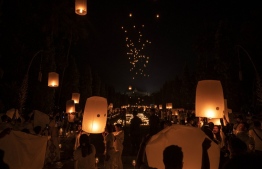 Devotees light lanterns during Vesak day celebration at the Borobudur temple in Magelang, central Java on May 16, 2022. -- Photo: Juni Kriswanto / AFP
