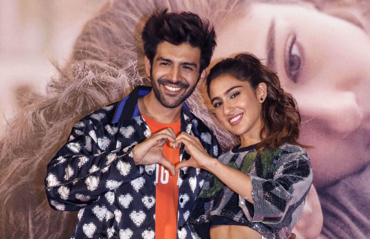 ކާތިކް އާއި ސާރާ "ލަވް އާޖް ކަލް" ގެ ޕްރޮމޯޝަން އިވެންޓެއްގައި.