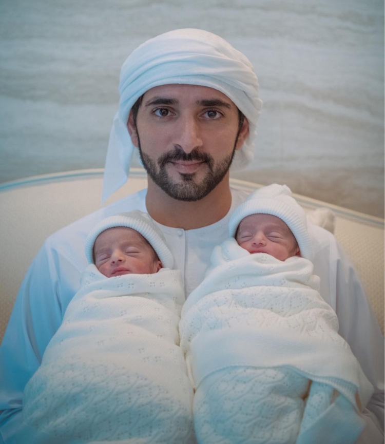 ދުބާއީގެ ކްރައުން ޕްރިންސް ފައްޒާ އޭނާގެ އެއްބާމަނޑު ދެބޭފުޅުންނާ އެކު.