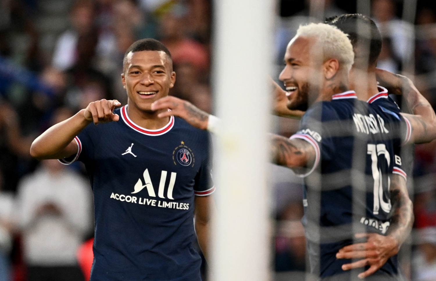 އެމްބާޕޭ ރޭގެ މެޗުގައި ލަނޑެއް ޖެހުމަަށް ފަހު އުފާފާޅުކުރަނީ.-- ފޮޓޯ: އޭއެފްޕީ