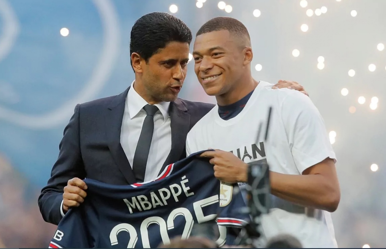 އެމްބާޕޭ އާއި ޕީއެސްޖީގެ ރައީސް: އެމްބާޕޭ ވަނީ ޕީއެސްޖީ އާއެކު ތިން އަހަރުގެ އެއްބަސްވުމެއްގައި ސޮއި ކޮށްފަ --- ފޮޓޯ: ގެޓީ އިމޭޖަސް