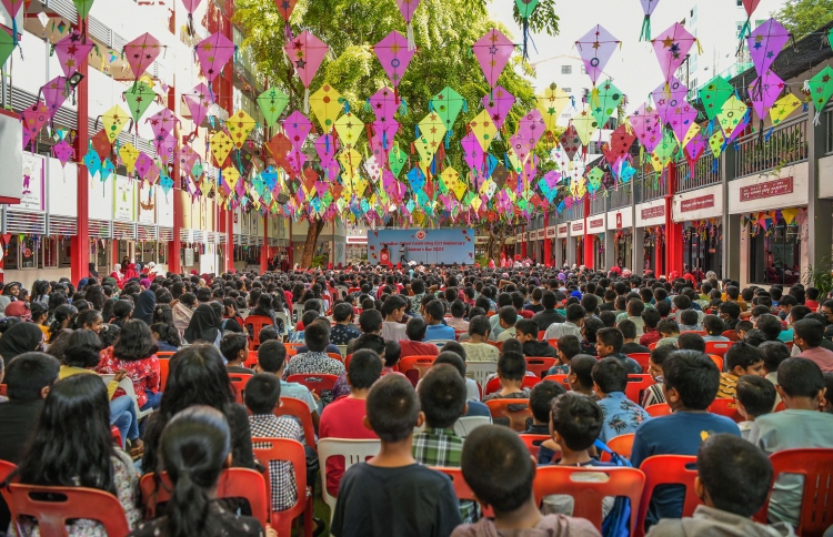 ޓީޗަރަކު ދަރިވަރަކާ ބެހުނު މައްސަލައެއް ފެންމަތިވެއްޖެ