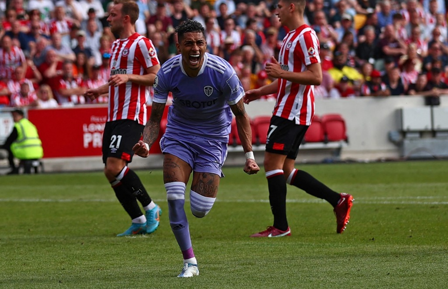 ލީޑްސްގެ ރަފީނިއާ ލަނޑު ޖެހުމަށް ފަހު، މި ސީޒަނަށް ފަހު އޭނާ ބާސެލޯނާއާ ގުޅެން އުޅޭ އަޑުތަކެއް ވެސް ވަނީ ފެތުރިފައި.-- ފޮޓޯ: އޭއެފްޕީ