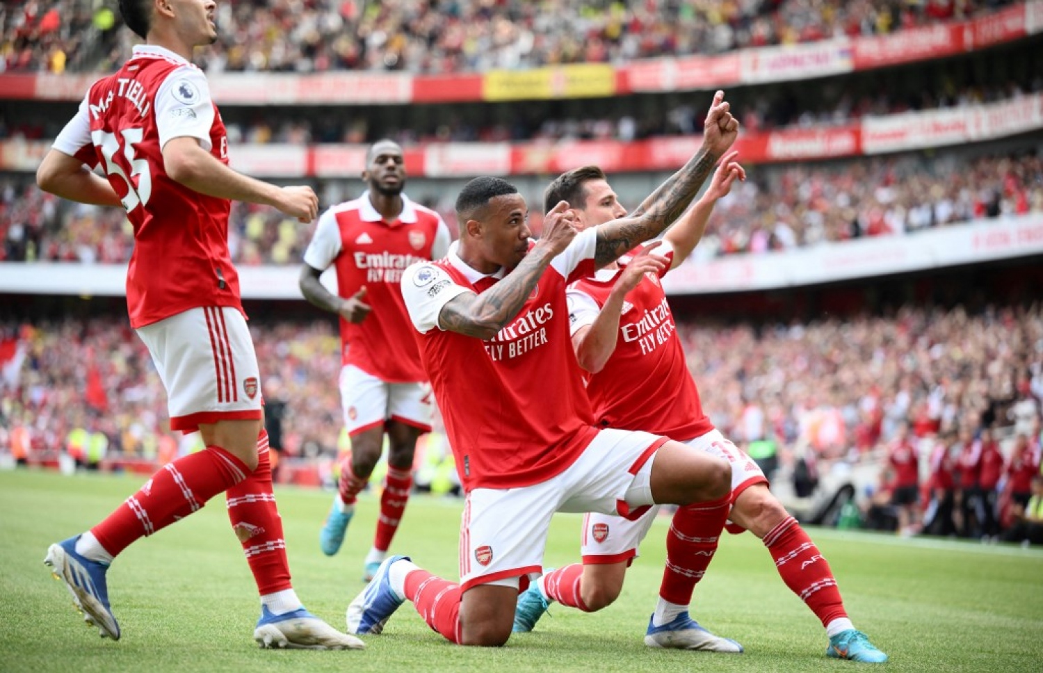 އާސެނަލްގެ ޑިފެންޑަރު ގެބްރިއެލް މަގަޅޭސް ލަނޑު ޖެހުމަށް ފަހު އުފާފާޅުކުރަނީ.-- ފޮޓޯ: އޭއެފްޕީ