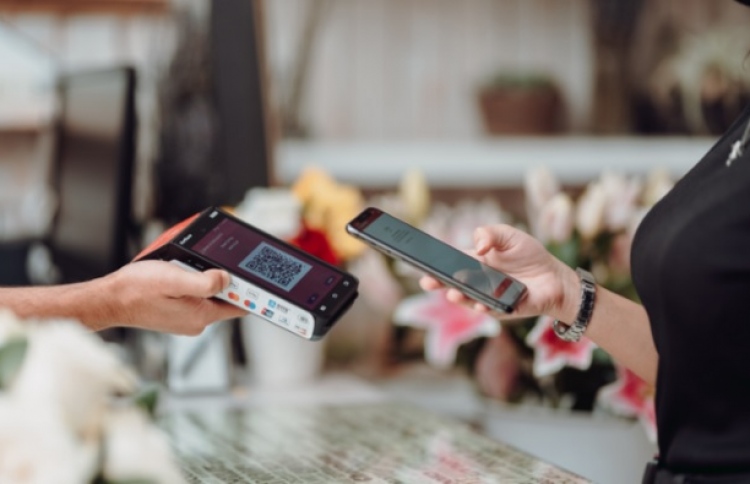 ޑެބިޓް ކާޑުން ކުރާ ވިޔަފާރިން ނެގި ފީ 1 ޕަސެންޓަށް