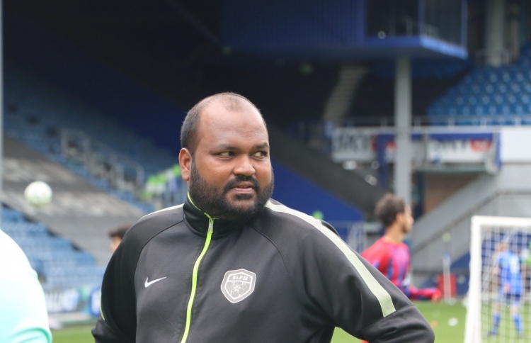 ލަންޑަނުގެ ޑިސްޓްރިކް ލީގު ޓީމެއްގެ ކޯޗަކަށް ބަލަކް