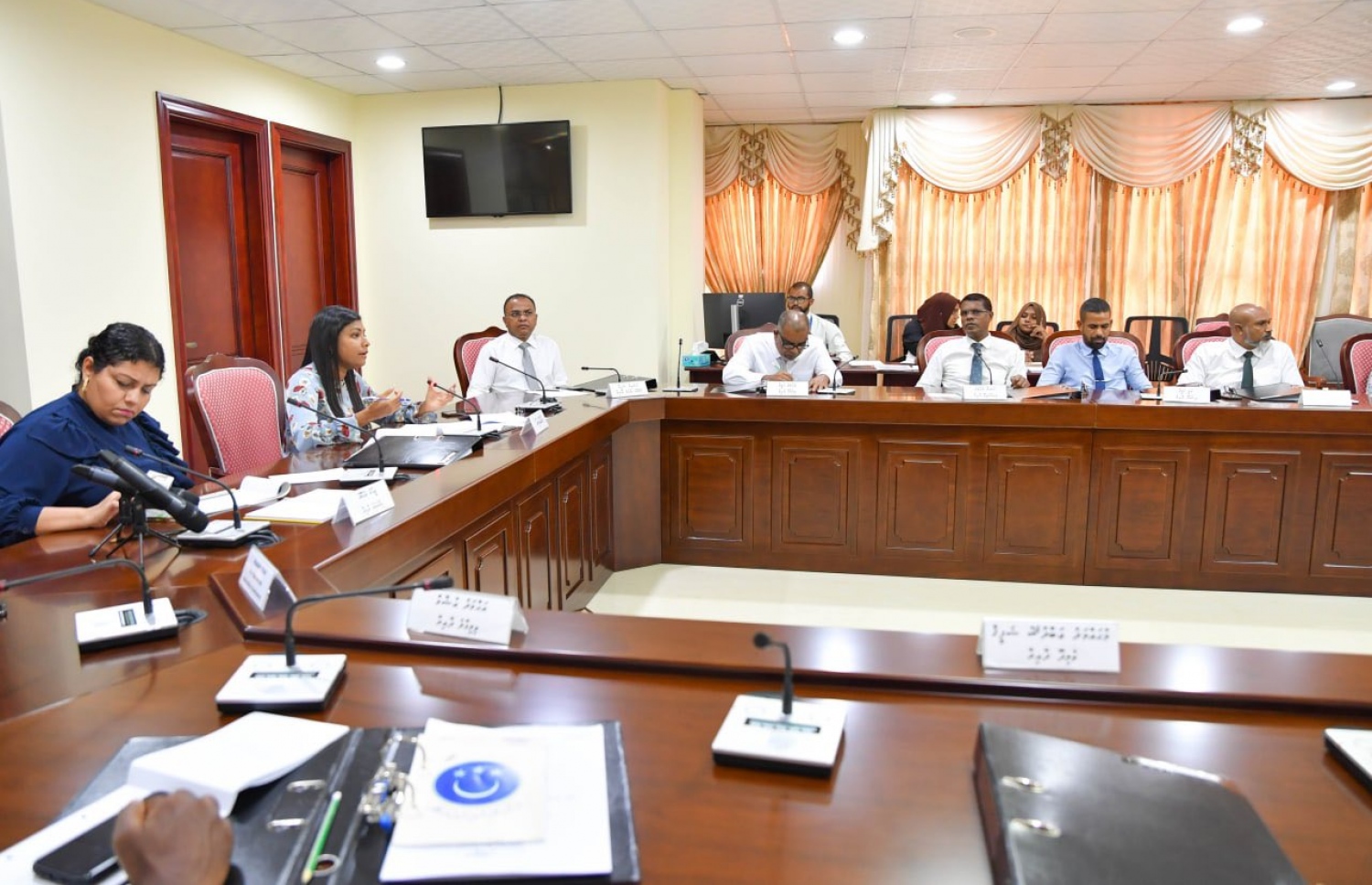 އަންހެނުންގެ ތަރައްގީ އަށް މަސައްކަތް ކުރާ ކޮމިޓީގެ އިންތިހާބަށް ދިމާވާ ދަތިތަކާ ގުޅޭ ގޮތުންނާއި އެ ކޮމިޓީގެ މަސްއޫލިއްޔަތުތަކާ ގުޅޭ ގޮތުން، ރައްޔިތުންގެ މަޖިލީހުގެ މިނިވަން މުއައްސަސާތަކުގެ ކޮމިޓީން ކަމާ ބެހޭ މުއައްސަސާތަކާ ބައްދަލުކުރަނީ. -- ފޮޓޯ: ރައްޔިތުންގެ މަޖިލިސް