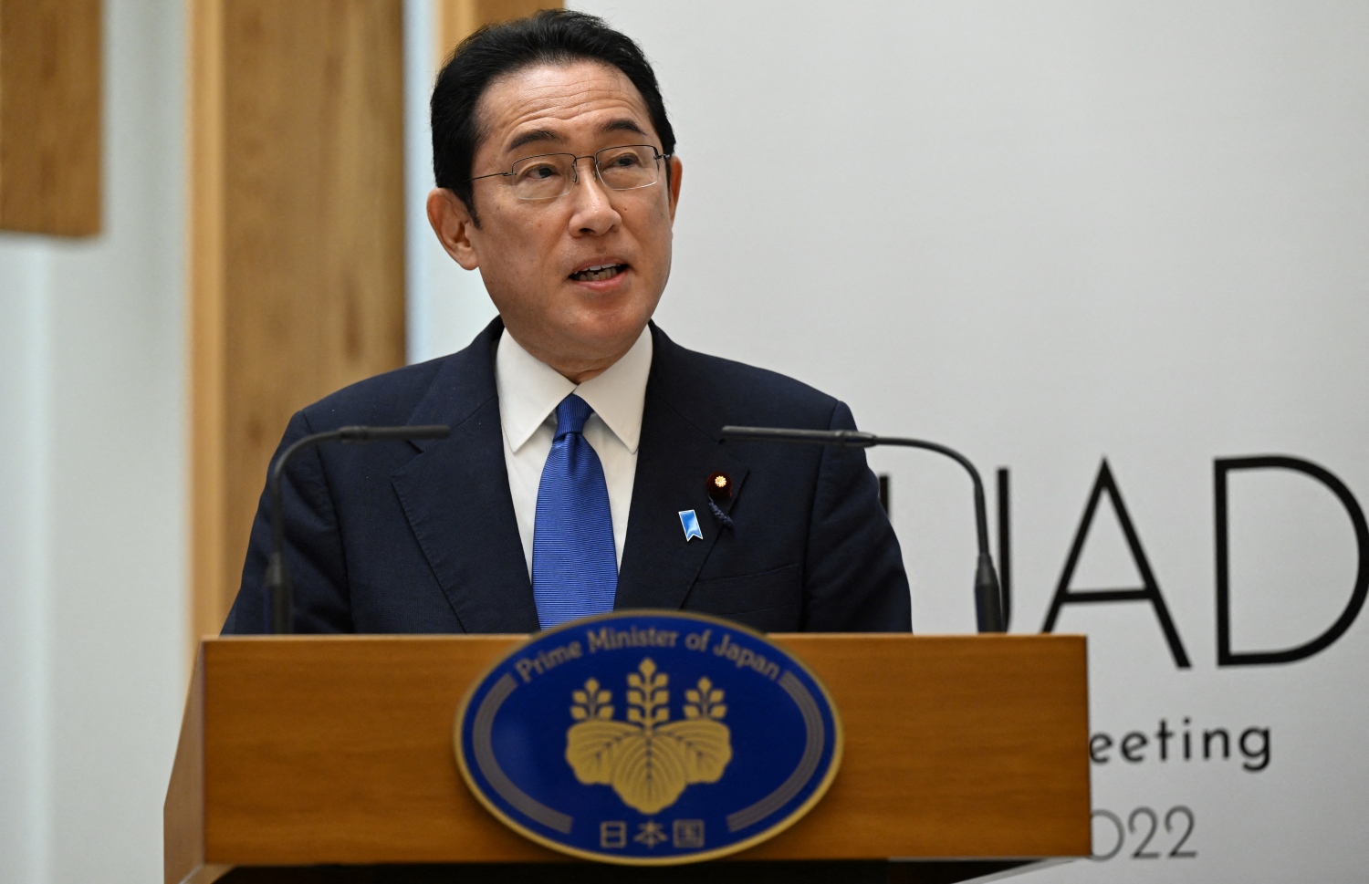 ޖަޕާންގެ ވެރިރަށް ޓޯކިޔޯގައި ކުރިއަށް ދާ ކުއަޑް (ޖަޕާން، އެމެރިކާ، އިންޑިއާ، އޮސްޓްރޭލިޔާ)ގެ ވެރިންގެ މަހާސިންތާގައި، ޖަޕާނުގެ ބޮޑުވަޒީރު ފުމިއޯ ކިޝީޑާ، މެއި 24، 2022 ގައި ވާހަކަ ދައްކަވަނީ. --އޭއެފްޕީ