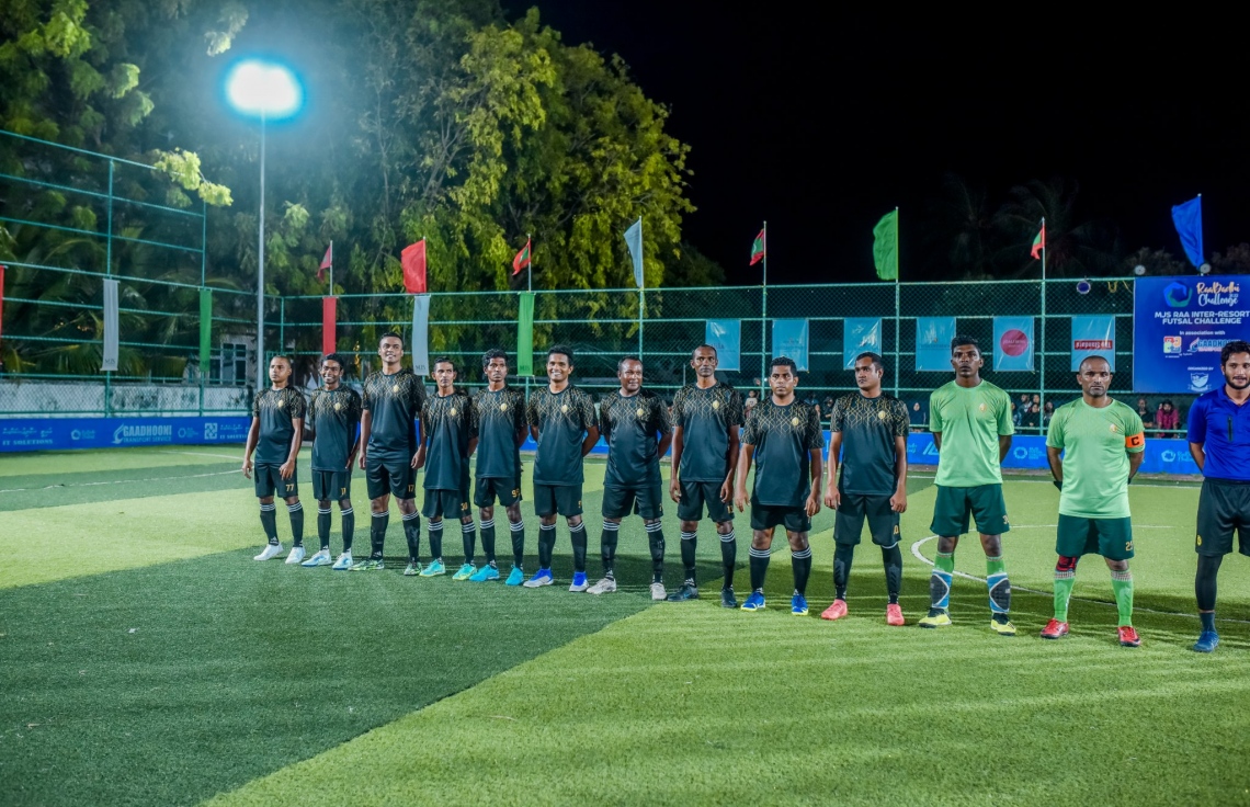 ރާބަދި ޗެލެންޖުގެ މެޗުގެ ކުޅުމެއް ފެށުމުގެ ކުރިން، ޓީމެއްގެ ކުޅުންތެރިންނާ މަޑުކޮށްލައިގެން.-- ފޮޓޯ: ރާބަދި ޗެލެންޖު