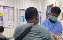 ހަރުފަ ދަތް އަޅާފައިވަނީ އުމުރުން 28 އަހަރުގެ ޒުވާނެއްގެ ގައިގައި --- ފޮޓޯ : ޓްވިޓާ