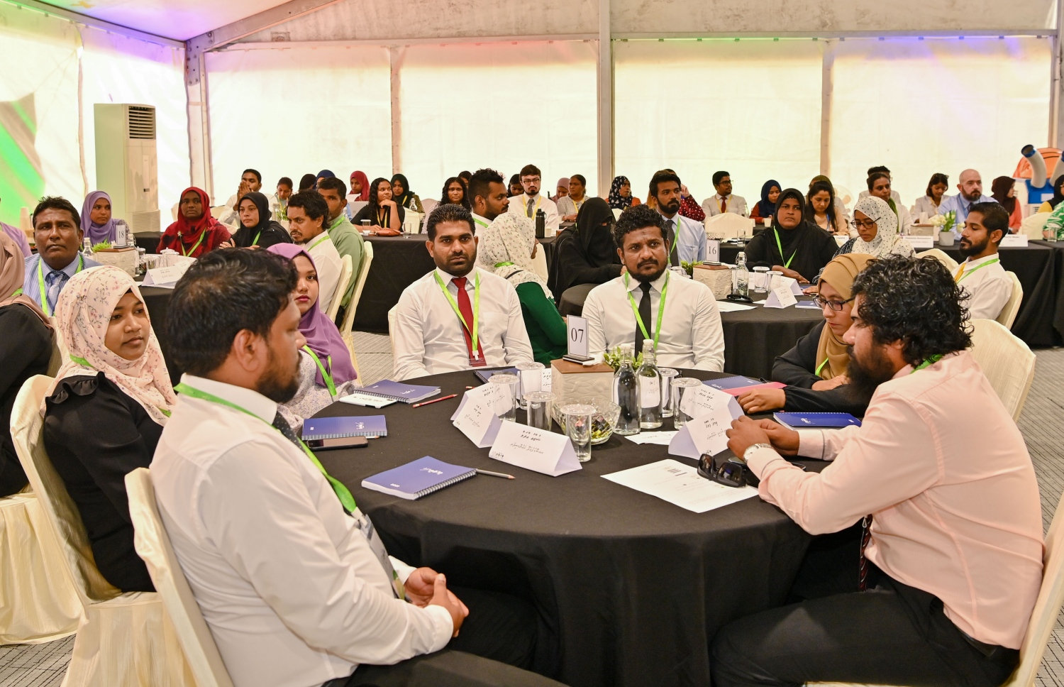 އުކުޅަހުގައި ބާއްވާ ވިޔަވަތި ކޮންފަރެންސްގައި ކައުންސިލަރުން ބައިވެރިވެވަޑައިގަންނަވަނީ. -- ފޮޓޯ | ރައީސް އޮފީސް