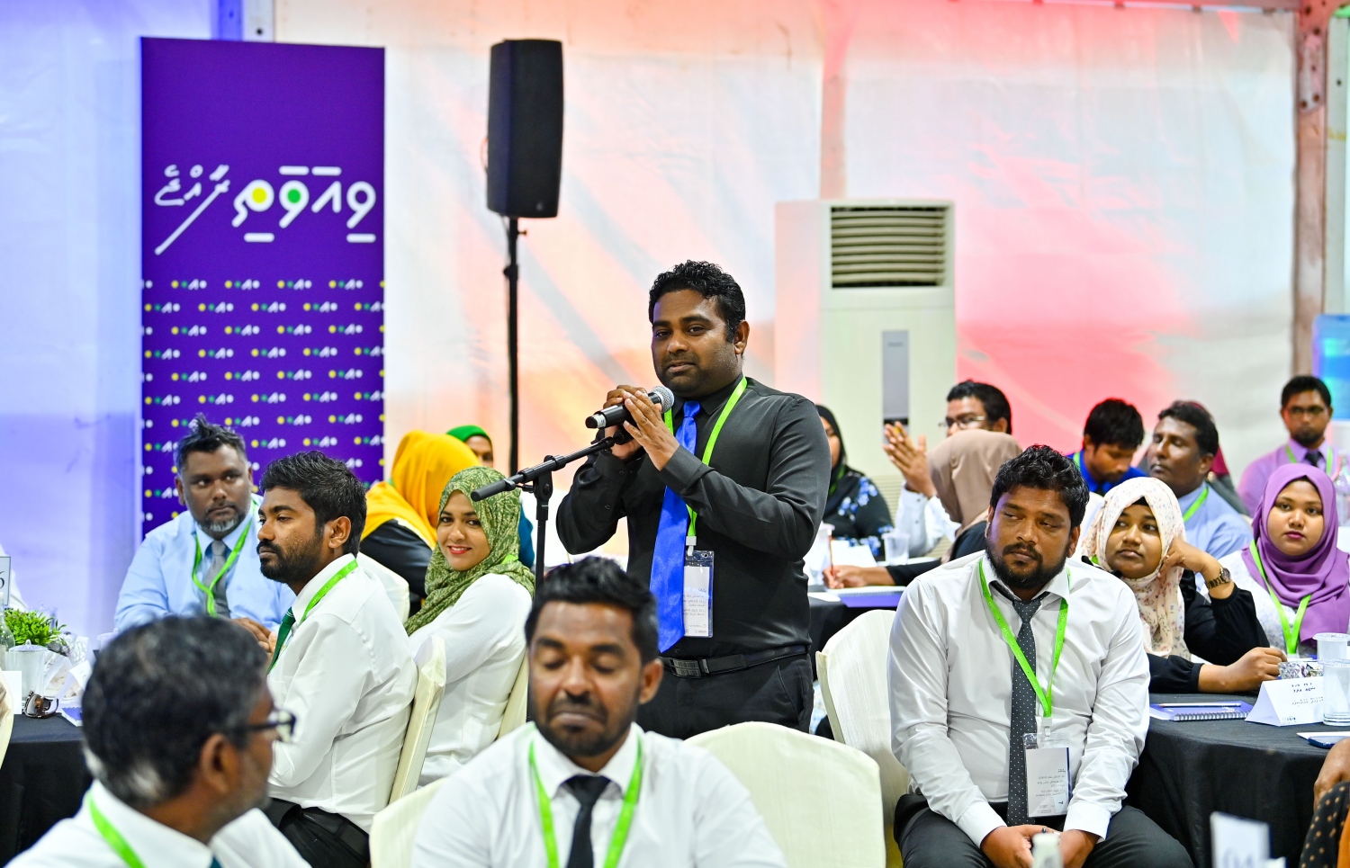 ކޮންފަރެންސްގައި ކައުންސިލަރަކު ސުވާލުކުރައްވަނީ. -- ފޮޓޯ | ރައީސް އޮފީސް