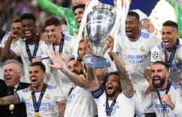 Real Madrid's Brazilian defender Marcelo (C) lifts the The Champions League trophy after Madrid's victory in the UEFA Champions League final football match between Liverpool and Real Madrid at the Stade de France in Saint-Denis, north of Paris, on May 28, 2022. -- Photo: Frank Fife / AFP