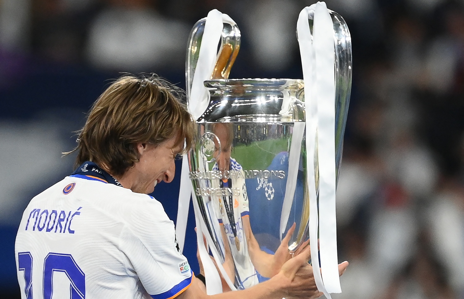 ރެއާލްގެ މިޑްފީލްޑަރު، ލޫކަ މޮޑްރިޗް ޗެމްޕިއަންސް ލީގުގެ ތަށިގައި އަތްޖައްސާލައިގެން؛ އޭނާ ވަނީ ރެއާލްއާ އެކު ކޮންޓްރެކްޓް އާކޮށްފައި. --- ފޮޓޯ: އޭއެފްޕީ