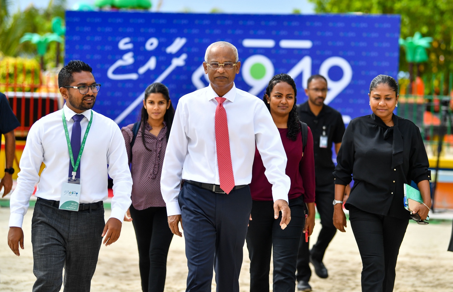 ވިއަވަތި ކޮންފަރެންސްގައި ރައީސް، އެމަނިކުފާނުގެ ބައެއް ވަޒީރުންނާއި ޕޮލިސީ ސެކްރެޓަރީއާ އެކު. -- ފޮޓޯ | ރައީސް އޮފީސް