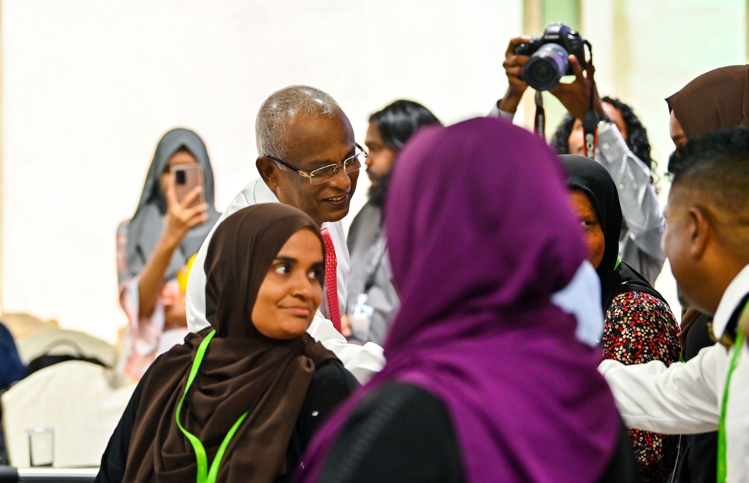 ވިއަވަތި ކޮންފަރެންސްގައި ރައީސް، އަންހެނުންގެ ކޮމިޓީތަކުގެ މެމްބަރުންނާ އެކު. -- ފޮޓޯ | ރައީސް އޮފީސް