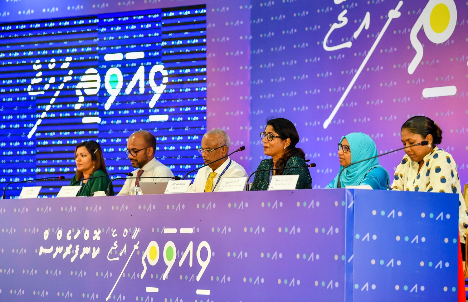 ވިއަވަތި ކޮންފަރެންސްގައި، އަންހެނުންގެ ކޮމިޓީތަކުގެ ކަންބޮޑުވުންތައް ރައީސް އަޑުއައްސަވަނީ. -- ފޮޓޯ | ރައީސް އޮފީސް