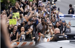 Fans cheer as actor Johnny Depp arrives for closing arguments in the Depp v. Heard trial at the Fairfax County Circuit Courthouse in Fairfax, Virginia, on May 27, 2022. Actor Johnny Depp is suing ex-wife Amber Heard for libel after she wrote an op-ed piece in The Washington Post in 2018 referring to herself as a “public figure representing domestic abuse.” -- Photo: Jim Watson/ AFP