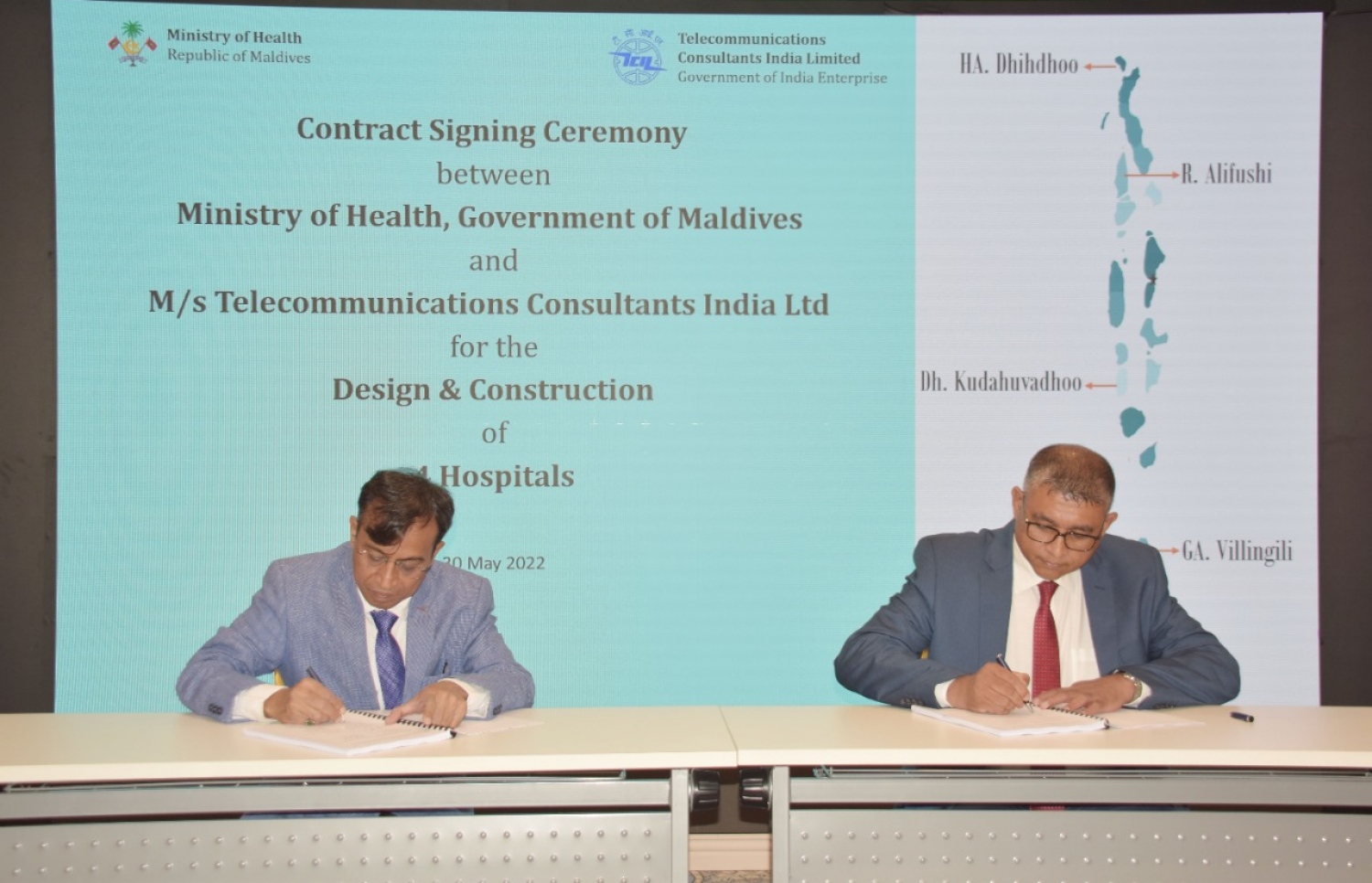 ހަތަރު ރަށެއްގައި އަޅާ ހޮސްޕިޓަލްގެ އާ އިމާރާތުގެ ޑިޒައިނާއި ކޮންސްޓްރަކްޝަން މަސައްކަތް ކުރުމުގެ އެއްބަސްވުމުގައި ހެލްތުގެ ސްޓޭޓް މިނިސްޓަރު އާދިލް އަދި އިންޑިއާގެ ޓީސީއައިއެލްގެ އެގްޒެކެޓިވް ޑިރެކްޓަރު އަތުލް ސޮއިކުރައްވަނީ.-- ފޮޓޯ: ހެލްތު މިނިސްޓްރީ