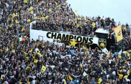 Supporters cheer La Rochelle's players during a parade in La Rochelle, southwest France, May 29, 2022, a day after winning the European Rugby Champions Cup final against Leinster. -- Photo: Yohan Bonnet / AFP