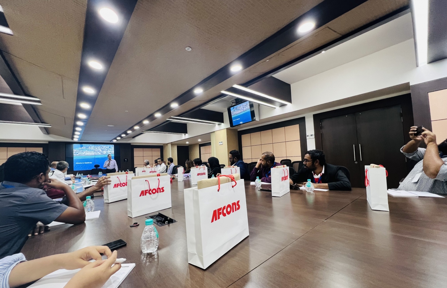 ދިވެހި ނޫސްވެރިންނާ އެކު، ތިލަމާލެ ބްރިޖު ހެދުމުގެ މަޝްރޫއު ހިންގާ ކުންފުނި އެފްކޮންސް އިންފްރާސްޓްރަކްޗާ ލިމިޑެޓް އިން ބޭއްވި ބައްދަލުވުން -- ފޮޓޯ: މިހާރު