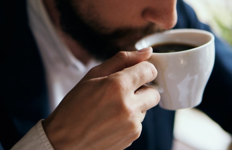 ކޮފީއަށް ހަކުރު އެޅިޔަސް ނޭޅިޔަސް ފައިދާ